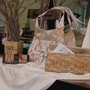 Coach purses 2nd hand and in great condition. I buy them, refurbish them.